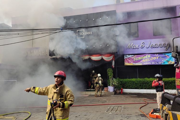 Sekolah musik yang juga dijadikan toko alat musik di Jalan Sunan Sedayu, RT 006 RW 003 Kelurahan Jati, Kecamatan Pulogadung, Jakarta Timur, terbakar pada Senin (29/8/2022) pagi.