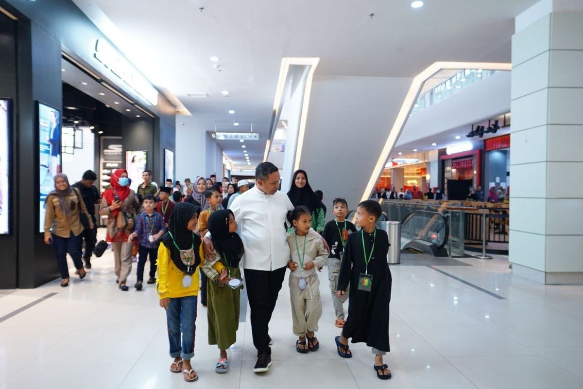 Gubernur Riau Abdul Wahid terlihat berbelanja baju baru bersama anak-anak yatim dan duafa di Citimal Kota Dumai, Kamis (20/3/2025).