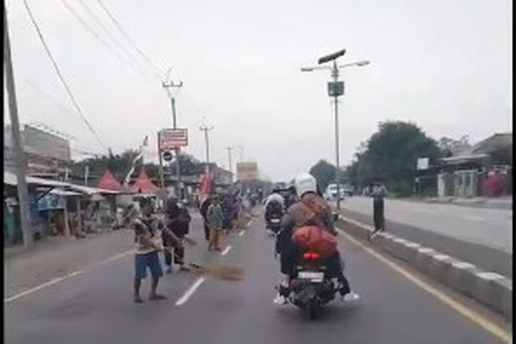 Tangkapan layar video yang menunjukkan banyaknya penyapu jalanan hingga menutupi sebagian jalan di Indramayu, Jawa Barat