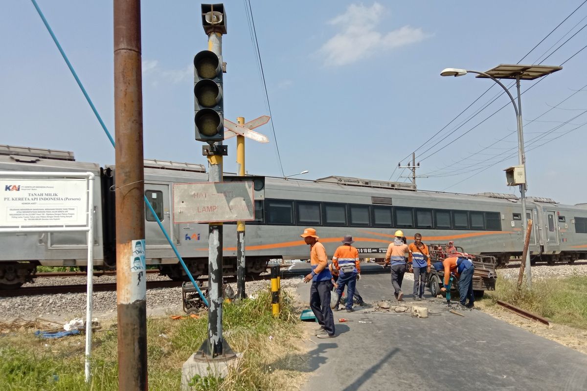 Perangkat Earl Warning System (EWS) yang terpasang di pelintasan sebidang di Dusun Gondekan, Desa Jabon, Kabupaten Jombang, Jawa Timur, tak berfungsi saat kereta api melintas, Selasa (1/8/2023).