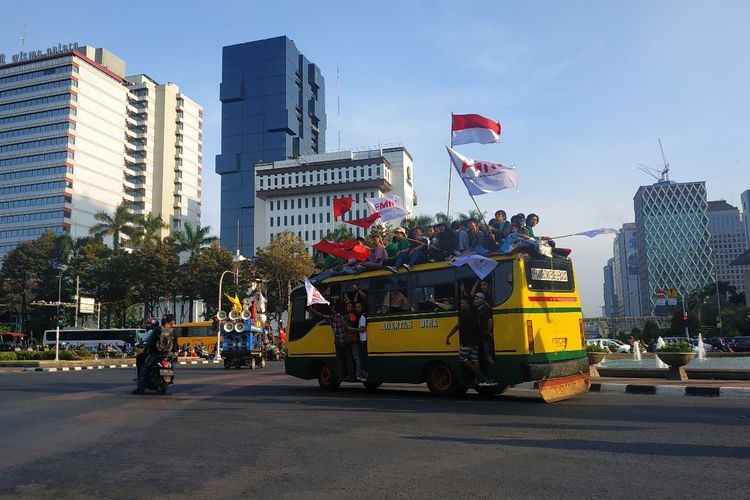 Massa yang tergabung dalam Front Perjuangan Rakyat (FPR) bersama puluhan mahasiswa Universitas Nasional meninggalkan titik aksi damai di depan Patung Arjuna Wiwaha atau Patung Kuda, Jalan Medan Merdeka Barat, Jakarta Pusat, Senin (30/9/2019) sekira pukul 16.20 WIB.  Mereka bergeser ke gedung DPR/MPR di Senayan.