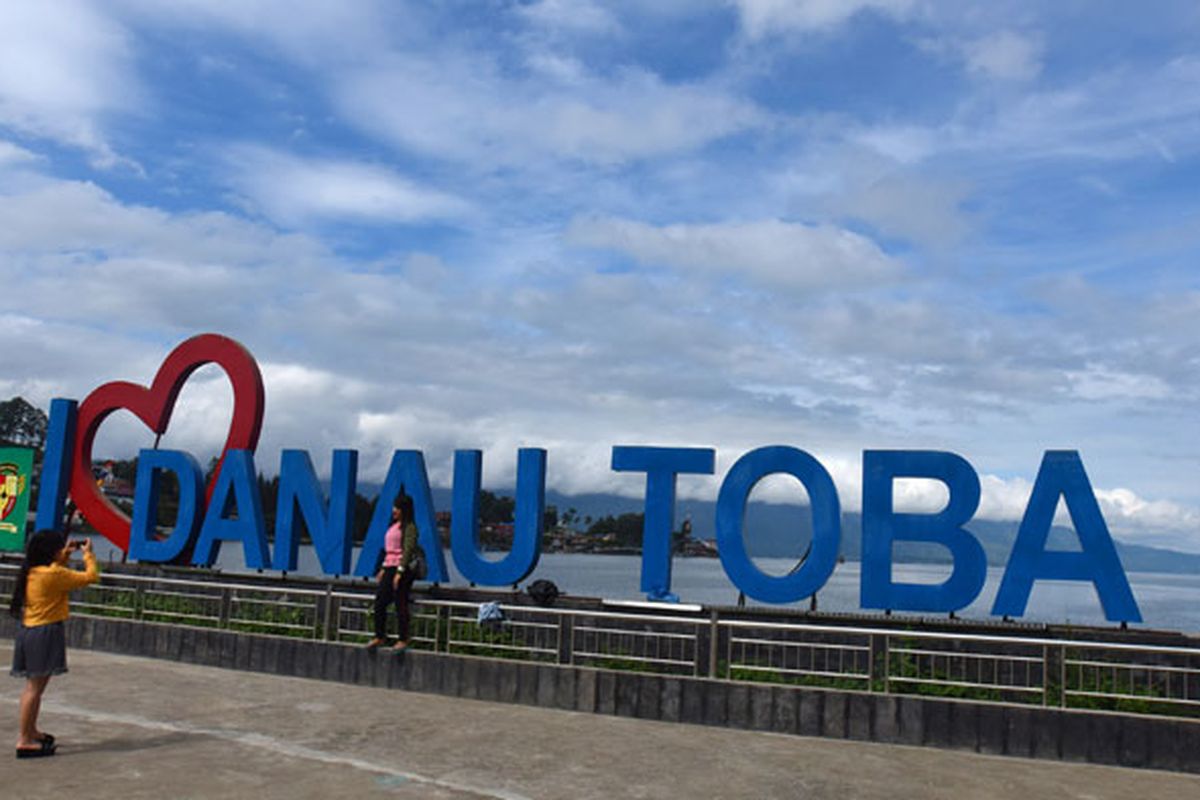 Wisatawan berfoto di Dermaga Parapat Danau Toba, Simalungun, Sumatera Utara, Minggu (4/11/2018). Menpar Arief Yahya menyatakan Danau Toba menjadi prioritas pertama pemerintah pusat sebagai Kawasan Strategi Pariwisata Nasional (KSPN), bersama Labuan Bajo (NTT), Mandalika (Lombok), dan Borobudur (Jateng), yang diharapkan menjadi destinasi wisatawan internasional. ANTARA FOTO/Andika Wahyu/
