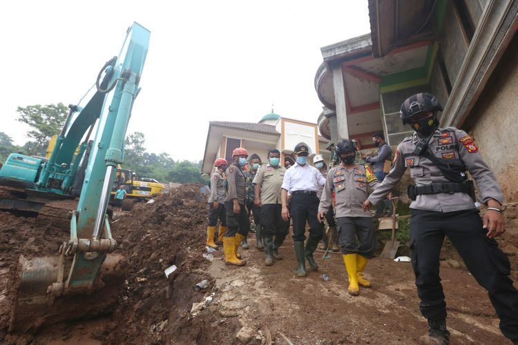 Menko PMK Muhadjir Effendy (kemeja putih) saat melakukan kunjungan ke lokasi longsor di Desa Cihanjuang, Kecamatan Cimanggung, Kabupaten Sumedang pada Sabtu (9/1/2021).