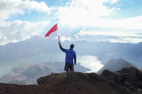 Mengenal Gunung Rinjani, Pesona Gunung Tertinggi Ketiga di Indonesia dengan Danau Kawah yang Menawan