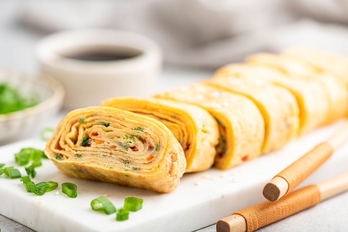 Ilustrasi omelet telur gulung spesial. 