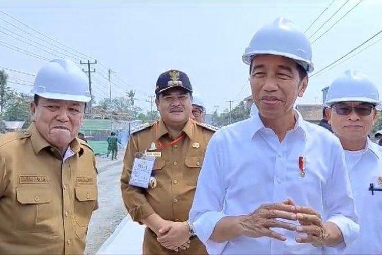 Gubernur Lampung Arinal Djunaidi semringah saat kinerjanya memperbaiki jalan yang rusak dipuji oleh Presiden Jokowi di Rumbia, Lampung Tengah, Jumat  (27/10/2023). 
