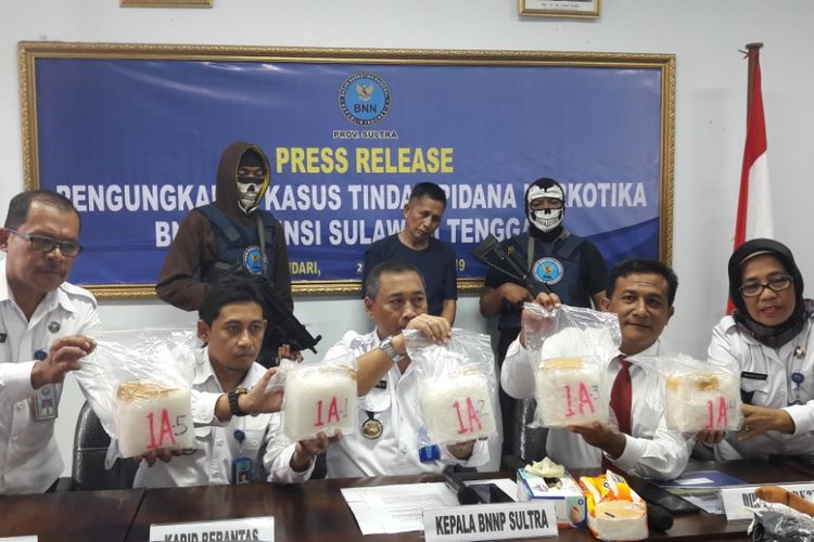 Kepala BNNP Sultra Brigjen Pol Bambang Priyambadha dan MA tersangka pembawa sabu 5 kg (KOMPAS.COM/KIKI ANDI PATI)