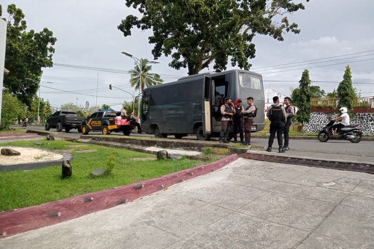 Bus milik Polda Papua barat yang mengangkut penambang emas ilegal dikawal anggota Sabhara polda