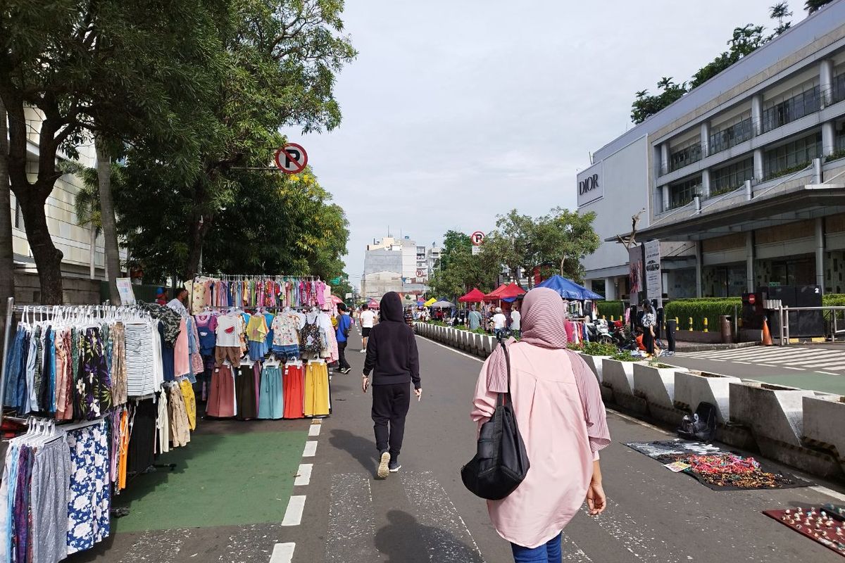 Sentra pedagang kaki lima di Jalan Kebon Kacang, Jakarta Pusat tampak sepi saat CFD Sudirman-Thamrin, Minggu (26/3/2023). (KOMPAS.com/XENA OLIVIA)