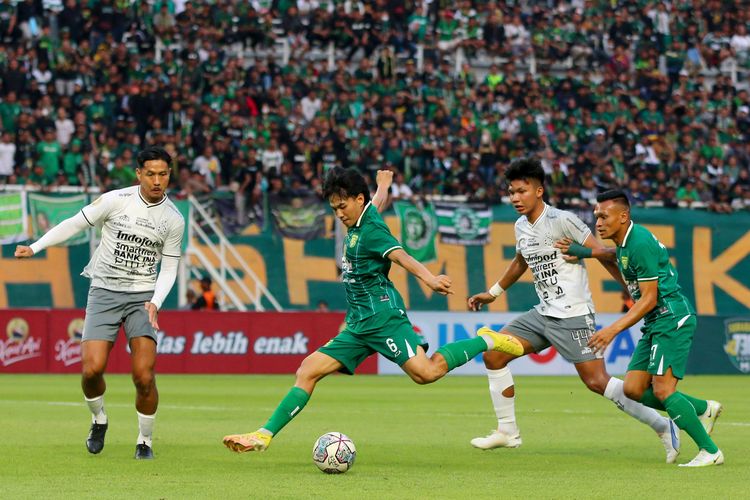 Pemain Persebaya Surabaya M Iqbal (tengah) dijaga ketat pemain Bali United saat pertandingan ujicoba untuk memperingati Hari Jadi ke-730 tahun Kota Surabaya yang berakhir dengan skor 3-1 di Stadion Gelora Bung Tomo Surabaya, Minggu (28/9/2023) sore.