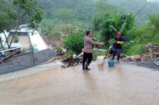 Tebing Setinggi 30 Meter di Bandung Longsor, Akses Jalan Tertutup, Beberapa Kendaraan Tertimpa