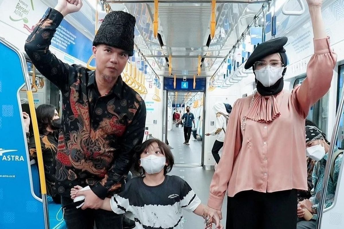 Mulan Jameela dan Ahmad Dhani bersama putra bungsu mereka saat menjajal MRT Jakarta.