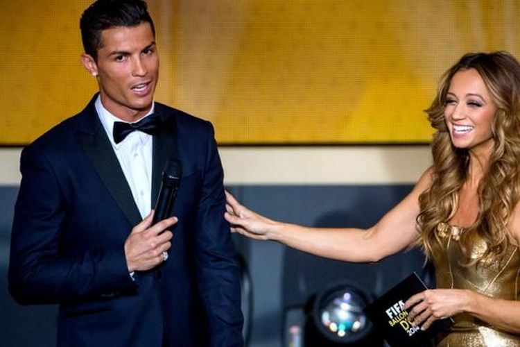 Presenter acara FIFA Ballon dOr 2014, Kate Abdo, ketika bersama Cristiano Ronaldo dalam event yang berlangsung di Zurich, Senin (12/1/2015).