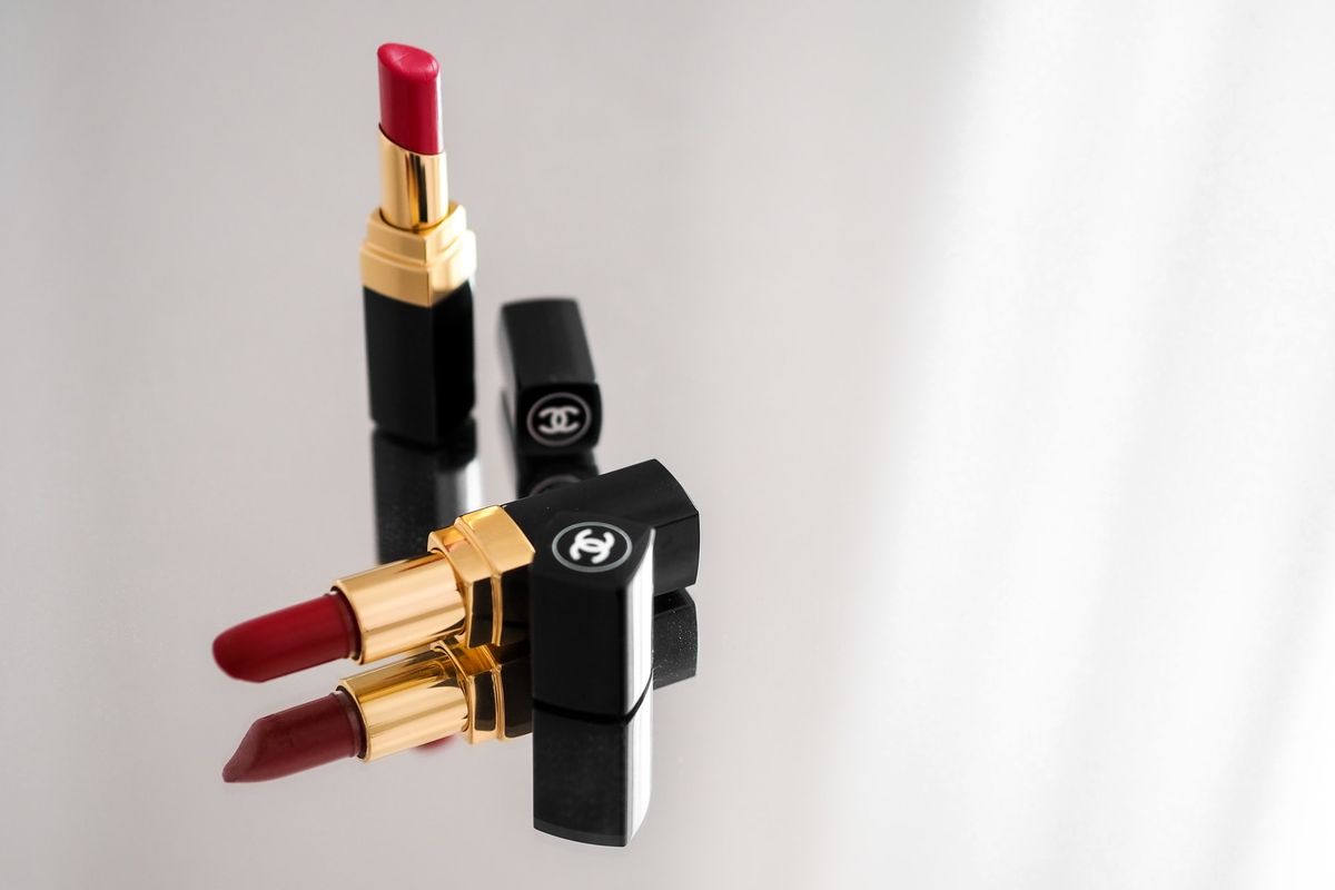 Warna-warna bold dan deep sangat cocok sebagai warna lipstik untuk bibir hitam.
