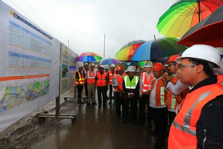 Menteri PUPR Basuki Hadimuljono saat meninjau proyek Tol Cisumdawu, Kamis (26/4/2018).