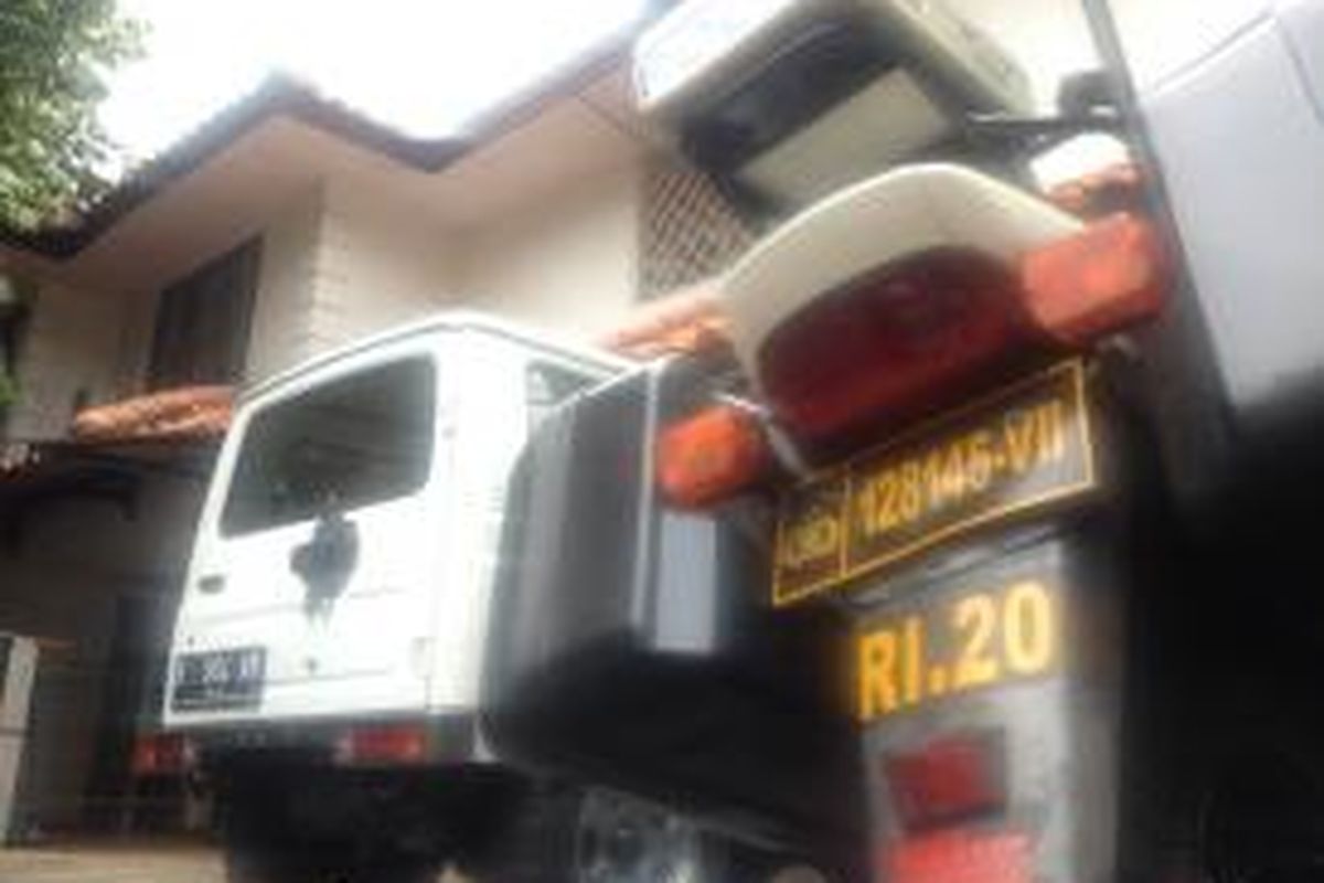 Voorijder dengan nomor polisi RI20 terparkir di depan rumah Bambang Brodjonegoro di kawasan Perumahan Widya Chandra, Jakarta, Minggu (26/10/2014).