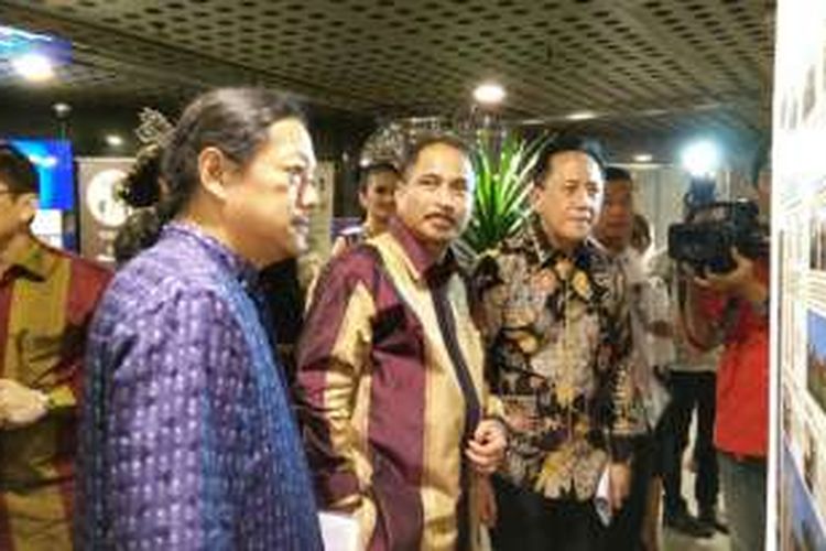 (Ki-Ka) Ketua Dewan Juri Sayembara Desain Arsitektur Nusantara (Principal Architect Han Awal & Partners Architect, Penggiat Arsitektur Nusantara) Yori Antar, Menteri Pariwisata Arief Yahya, dan Kepala Badan Ekonomi Kreatif Triawan Munaf tengah meninjau karya Sayembara Desain Rumah Wisata (Homestay) Nusantara 2016 di Balairung Soesilo Soedarman, Gedung Sapta Pesona, Kementerian Pariwisata, Jakarta, Selasa malam (25/10/2016).