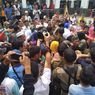 Dianggap Berkah, Kurma yang Dipanen di Halaman Masjid Jadi Rebutan Warga Tasikmalaya
