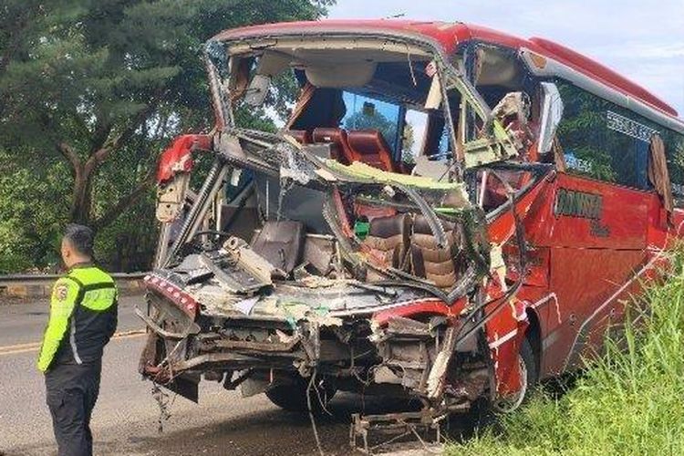 Kecelakaan bus dan truk kembali terjadi di Tol Cipularang. Insiden kali ini melibatkan bus pariwisata PO Qonita yang dipakai rombongan peziarah asal Tangerang hingga mengakibatkan dua orang tewas.