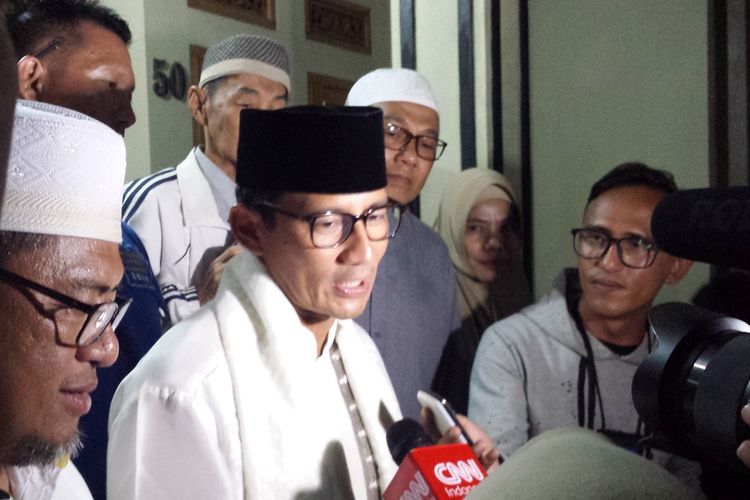 Cawapres nomor urut 01, Sandiaga Salahudin Uno menyampaikan komentarnya kepada wartawan di Cianjur, Jawa Barat, Kamis (11/04/2019) malam terkait temuan surat suara yang sudah tercoblos 01 di Selangor Malaysia