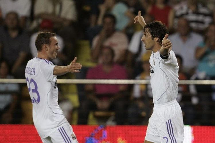 Wesley Sneijder (kiri) dan Raul Gonzales (kanan) saat masih memperkuat Real Madrid.