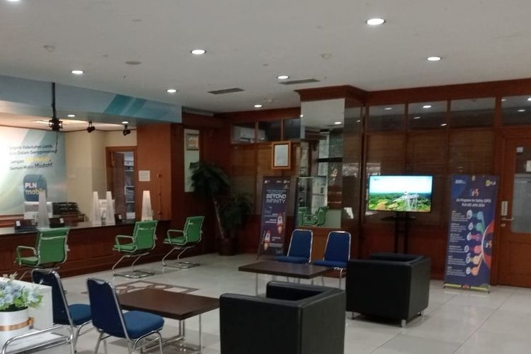 Kantor PLN UP3 Jatinegara terlihat sepi karena pelanggan sudah banyak beralih menggunakan PLN Mobile.