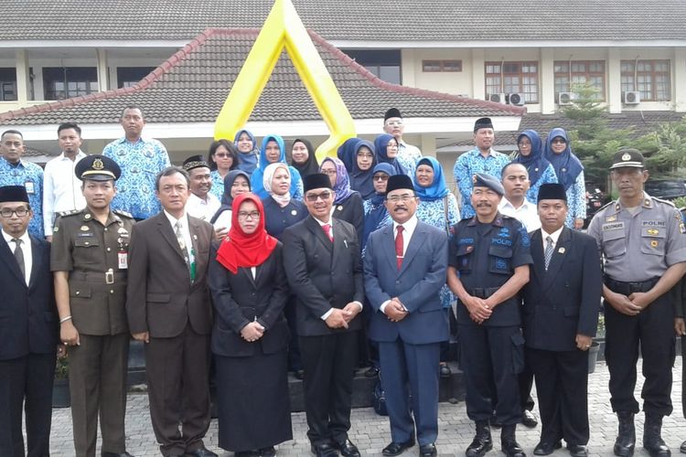 Setelah ikut upacara, beberapa ASN luar kota foto bersama dan mengirim foto tersebut ke biro kepegawaian masing-masing daerah.