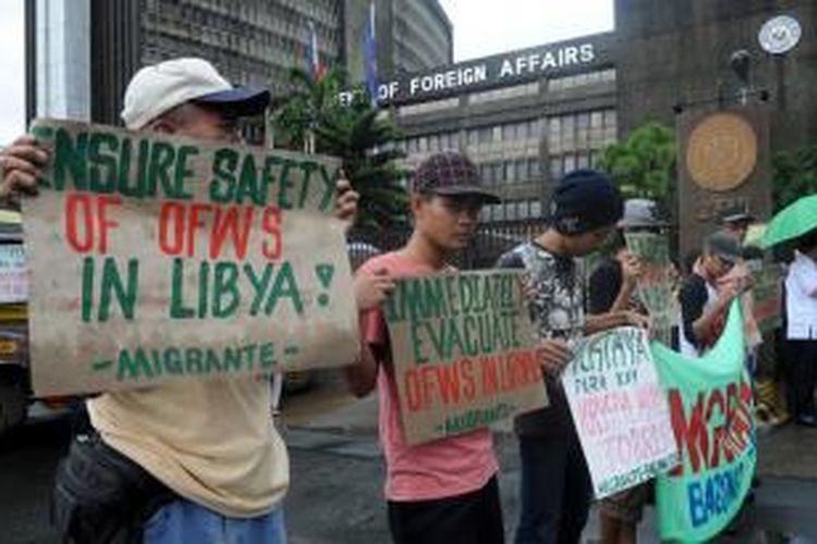 Para aktivis LSM Migrante International berunjuk rasa di depan kantor Kementerian Luar Negeri Filipina menuntut pemerintah bergerak cepat melakukan evakuasi pekerja Filipina di Libya.