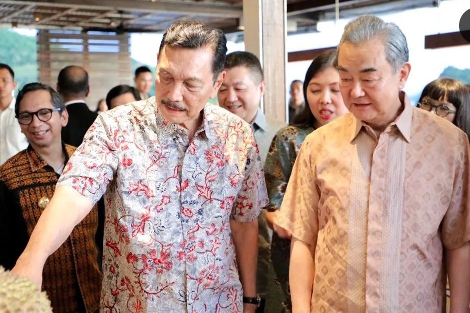 Sambil Makan Durian, Luhut dan Menlu China Bahas Kelanjutan Kereta Cepat 