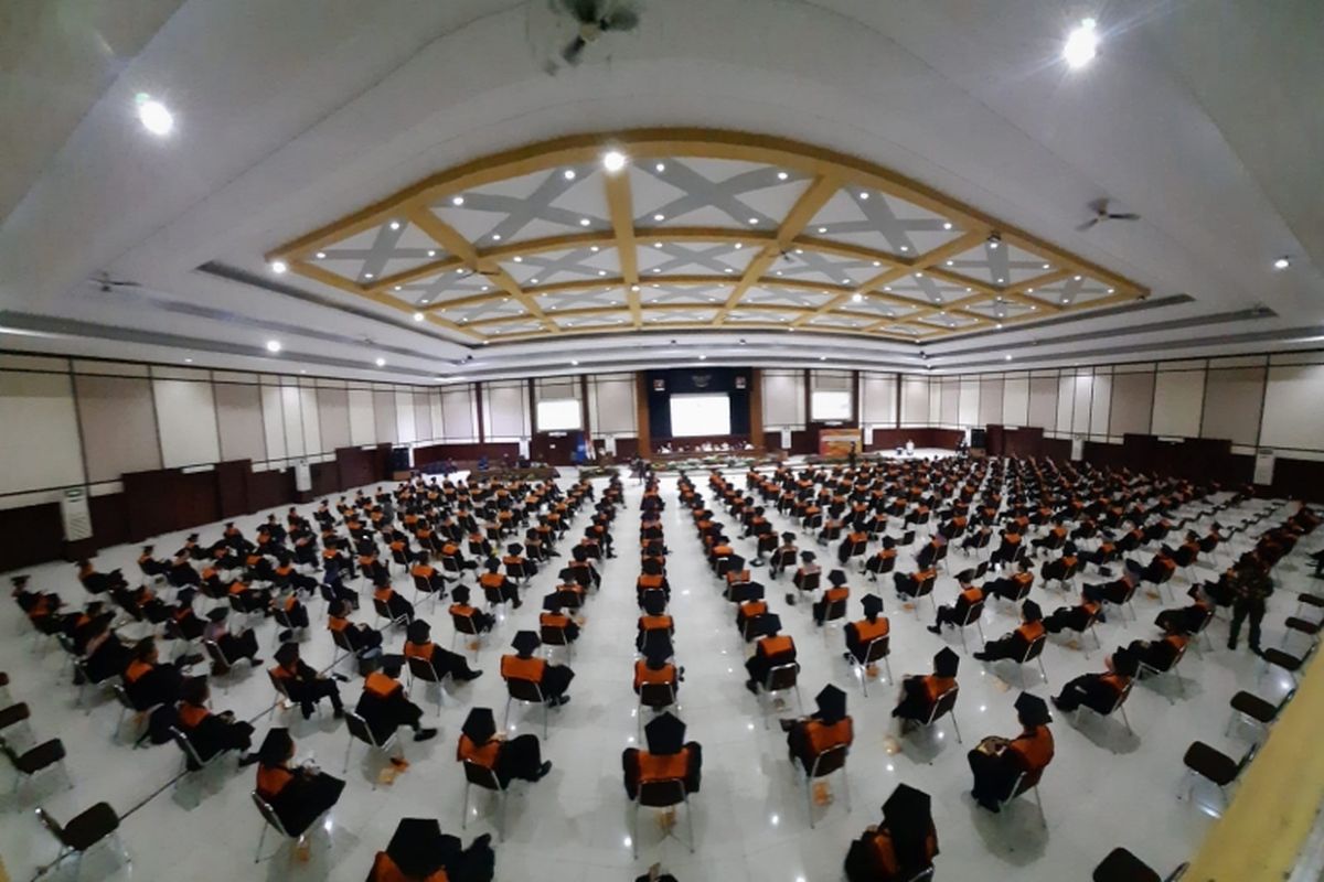 Proses wisuda yang digelar secara luring oleh Itenas Bandung.