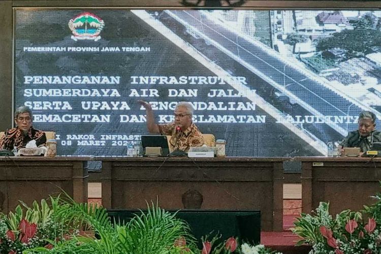Gubernur Jateng Ganjar Pranowo memimpin Rapat Penanganan Infrastruktur Sumberdaya Air dan Jalan Serta Upaya Pengendalian Kemacetan dan Keselamatan Lalu Lintas di Gradhika Bhakti Praja, Rabu (8/3/2023).