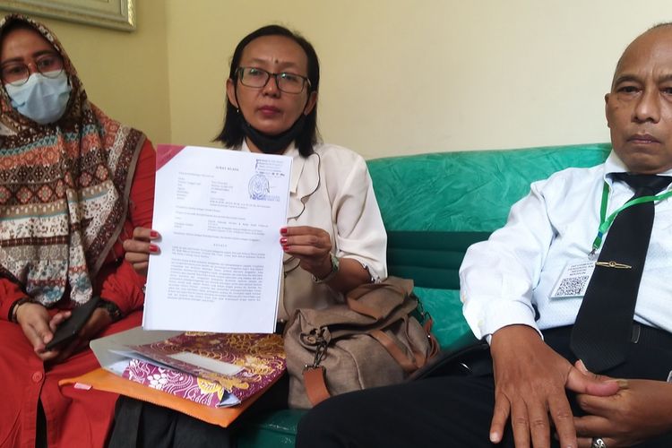GUGATAN—Dewi Elyta Sari (kiri) bersama dua kuasa hukumnya Ratna Indah Pristiwaty dan Rosyi menunjukkan surat gugatan kepada BRI Madiun. Dewi menggugat ganti rugi Rp 25 miliar BRI Madiun di Pengadilan Negeri Kota Madiun.