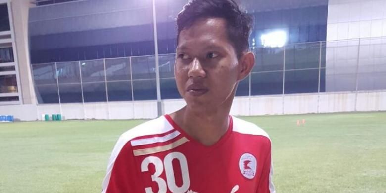 Adam Alis dengan seragam East Riffa.
