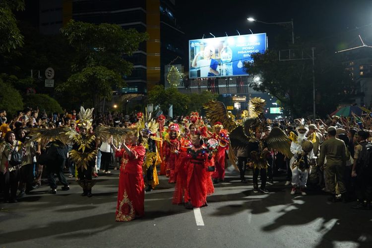 Warga Semarang tampak antusias melihat pagelaran Semarang Night Carnival 2024 di Jalan Pemuda, Kota Semarang (Dok. Humas Pemerintah Kota Semarang) 