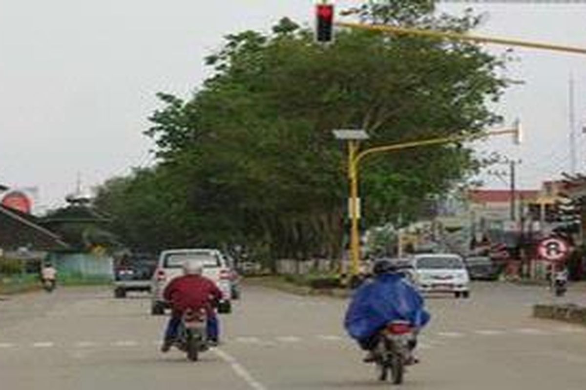 Lampu pengatur lalu lintas di Tenggarong, Kutai Kartanegara, Kaltim, ini menggunakan sel surya sebagai sumber energi listriknya. Kaltim sudah membangun 5.230 unit pembangkit listrik tenaga surya (PLTS), terutama di pedalaman.