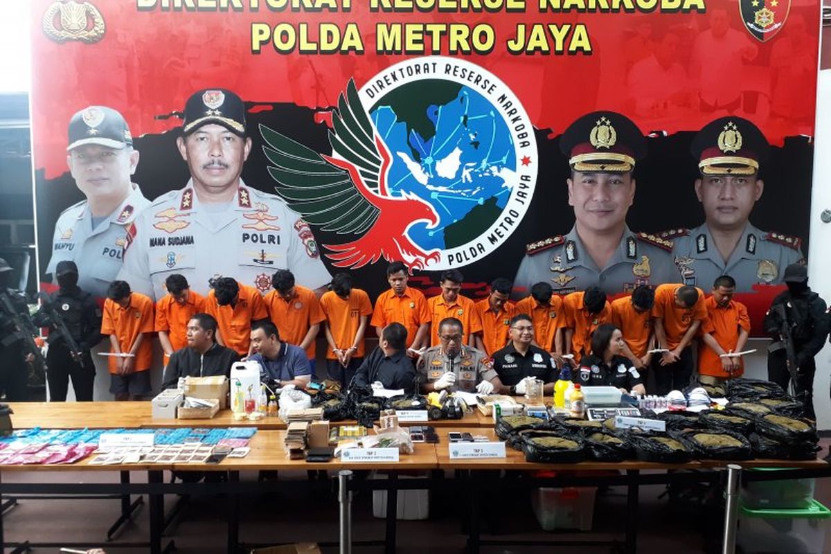 Polda Metro Jaya bongkar jaringan produsen dan pengedar ganja sintetis atau tembakau gorila jaringan Jakarta-Surabaya. Dalam penungkapan tersebut 13 tersangka berhasil diamankan. 
