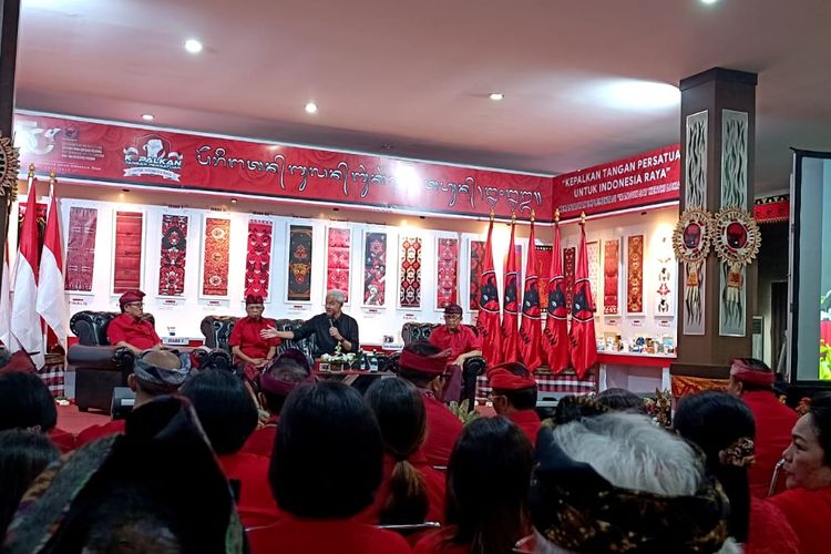 Bakal calon presiden dari PDI Perjuangan (PDI-P), Ganjar Pranowo saat bertemu kader PDI-P di kantor DPD PDI-P, Jalan Banteng Baru, Kota Denpasar, Bali, Kamis (2/11/2023). KOMPAS.com/ Yohanes Valdi Seriang Ginta