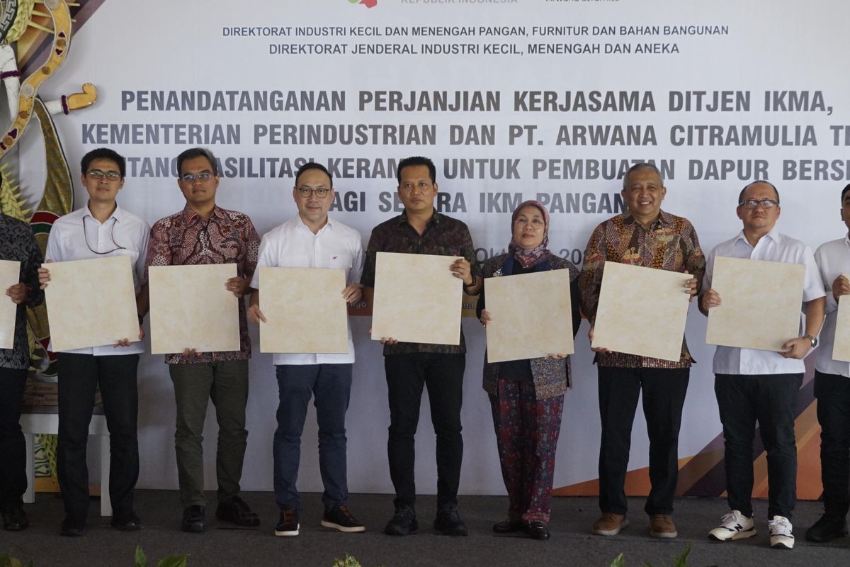 Penyerahan bantuan 10.000 meter persegi keramik bagi puluhan industri kecil dan menengah (IKM) di Kabupaten Jembrana, Bali, Jumat (17/10/2025).