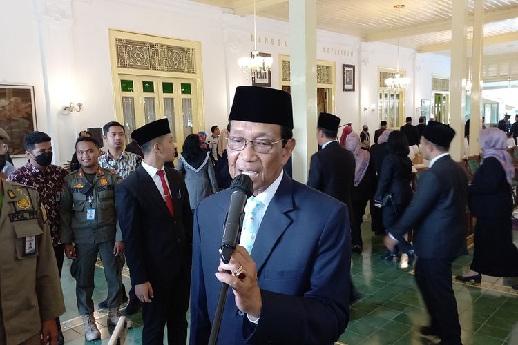 Sultan ditemui di Kepatihan, Kota Yogyakarta, usai lantik dua penjabat, Senin (22/5/2023)
