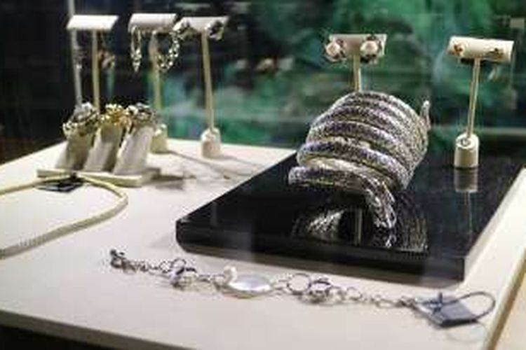 John Hardy adalah salah satu merek perhiasan terpopuler dan termahal di dunia. Tangan para seniman Bali berperan di baliknya.