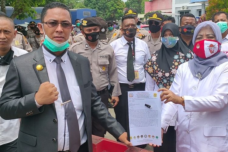 1. Perwakilan pengunjuk rasa Yongki Ariansyah menyerahkan tuntutan mereka ke Ketua KPU Ogan Ilir Massuriyati

2. Salah satu pengunjuk rasa melakukan orasi dari atas kendaraan pikap di depan gerbang Kantor KPU Ogan Ilir