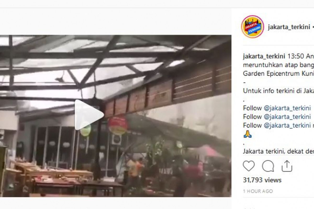 Hujan dan angin kencang yang melanda Jakarta pada Senin (10/12/2018) siang ini membuat atap Rasuna Garden Food Street di kawasan Kuningan, Jakarta Selatan lepas.