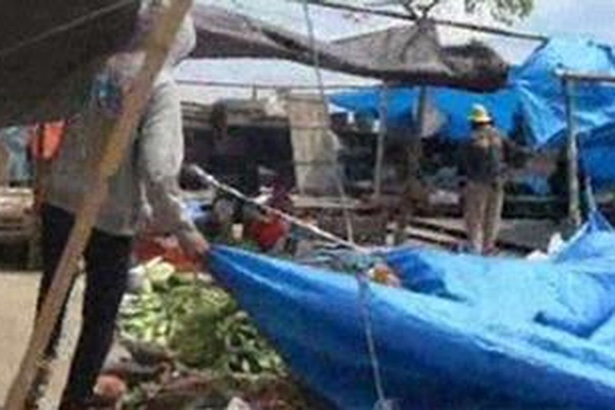 Aktivitas pedagang di pasar baru Polewali Mandar, Sulawesi Barat terhenti akibat dagangan disapu angin kencang. Para pedgang menutup dagangan mereka lebih awal karena tak ingin barang dagangannya beterbangan di diterjang angin.