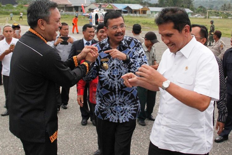 Menpan RB Asman Abnur (kemeja putih) bersama Gubernur Sumatera Utara Erry Nuradi disambut Bupati Pakpak Bharat Remigo Yolando Berutu saat turun dari helikopter, Kamis (27/4/2017)