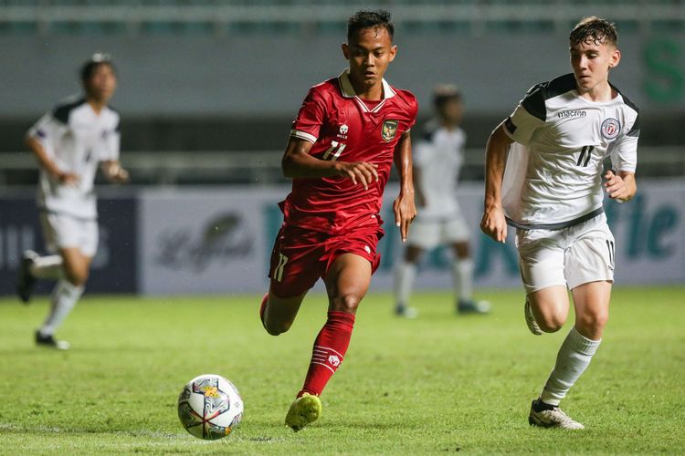 Pemain timnas U17 Indonesia Riski Afrisal berebut bola dengan pemain timnas U17 Guam Levi Berg pada pertandingan Kualifikasi Piala Asia U17 2023 di Stadion Pakansari, Kabupaten Bogor, Senin (3/10/2022).  Indonesia menang 14-0 atas Guam.