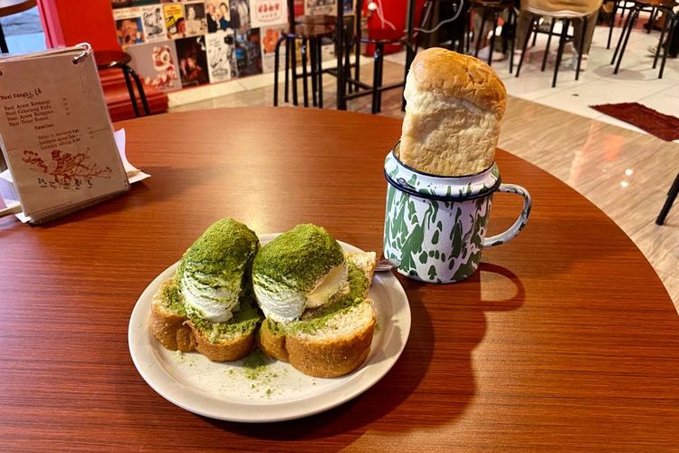 Menu roti celup cokelat dan roti dingin matcha di Toko Roti Cengli