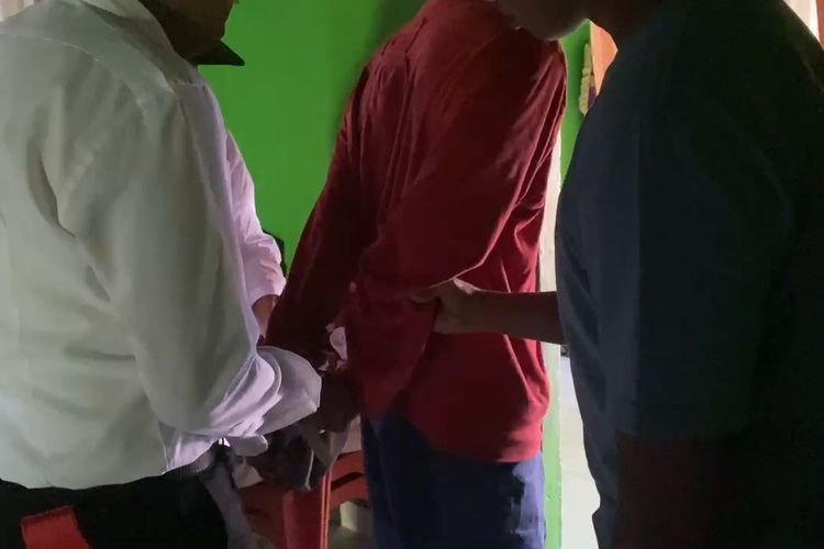 Seorang paman di Kecamatan Gu, Kabupaten Buton Tengah, Sulawesi Tenggara, inisial LA (48), ditangkap karena menjadikan keponakannya inisial W (17) sebagai budak seksnya, Selasa (13/8/2024).