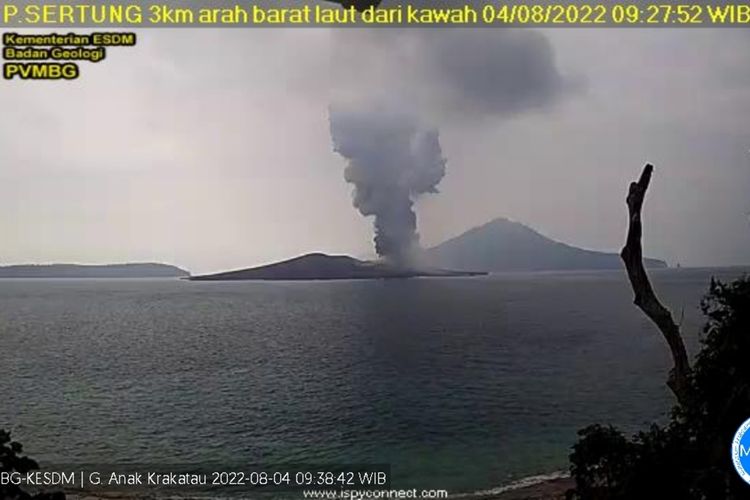 Bidik layar rekaman CCTV aktivitas Gunung Anak Krakatau pada Kamis (4/8/2022). Gunung di Selat Sunda ini telah mengalami erupsi sebanyak 9 kali sejak awal Agustus 2022.