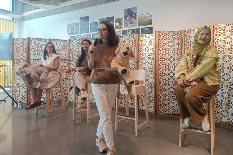Public Relations Manager IKEA Indonesia, Ririn Basuki, dalam konferensi pers IKEA Play: Eksplorasi, Imajinasi, Inspirasi? di IKEA Jakarta Garden City, Jakarta Timur, Kamis (6/11/2025).