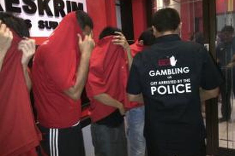 Para tersangka jaringan judi online ditahan di Polrestabes Surabaya, Jawa Timur, Jumat (8/11/2013).